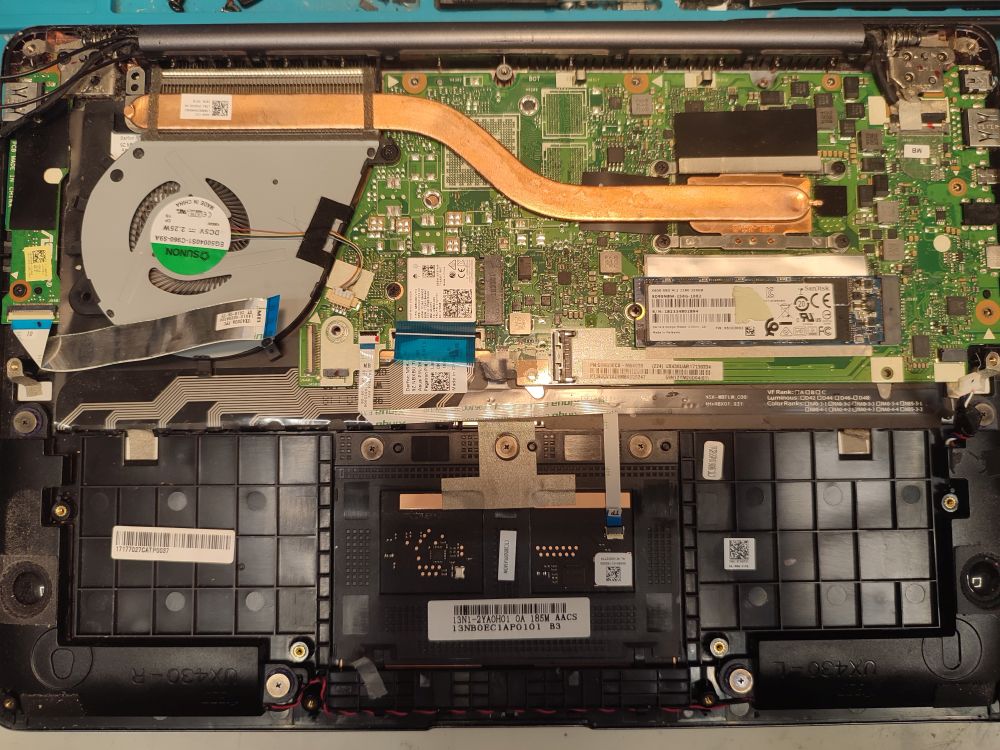images/laptop-asus-ux430u-nie-uruchamia-sie-zwarcie-zasilania-2.jpg